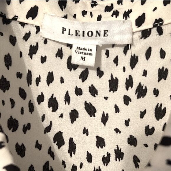 Women's Pleione Patterned Silky Button Down Cream and Black Printed Blouse Sz M - Picture 3 of 7